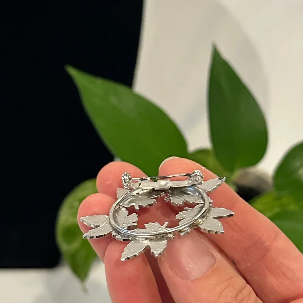 Elegant Autumn Leaf Brooch Set in Multicolor
